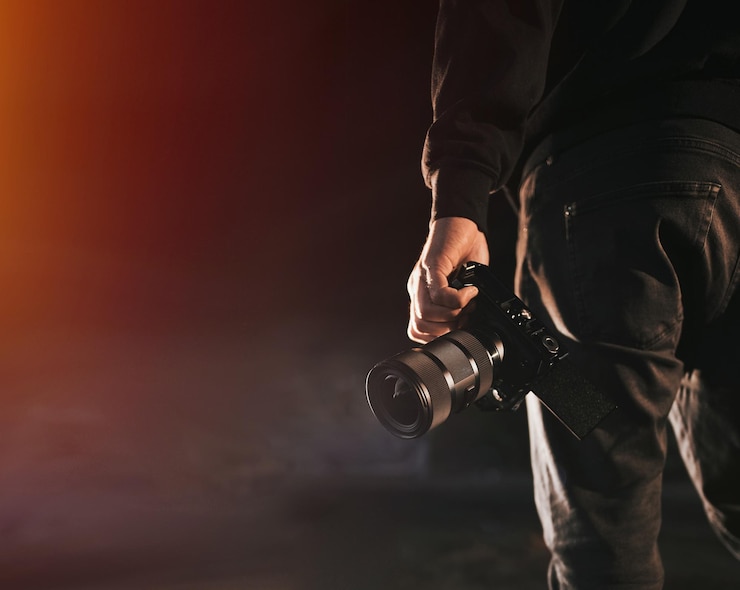 man-holds-camera-silhouette-videomaker_782515-2159